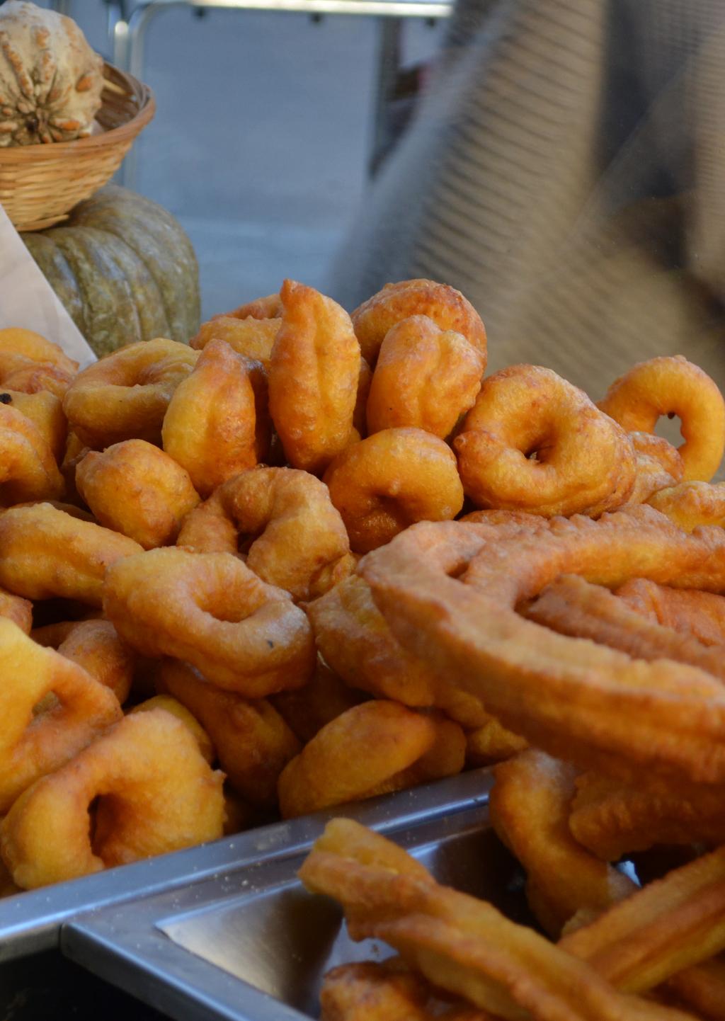 Churrería/Buñoleria El Contraste Een echt familiebedrijf is Churrería/Buñoleria El Contraste. Inmiddels is de vijfde generatie bezig met het bakken van churros en buñuelos.