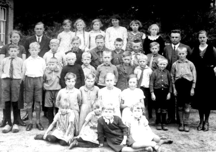 In 1937 telde de openbare lagere school in Boijl iets meer dan 100 leerlingen. Groep leerlingen van de ols in Boijl. Fries fotoarchief, idnr 102944; beelddatum ca. 1936-1937.