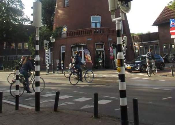 De route Votulast kruist met vier andere fietsroutes, onder andere bij de molen Rijn en Zon op de Adelaarstraat. In het gebied geldt betaald parkeren. De parkeerdruk is hier 85%.