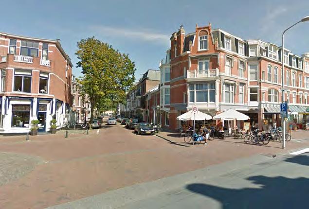 Het Willem van Noortplein met auto s, bromfietsers en fietsers.
