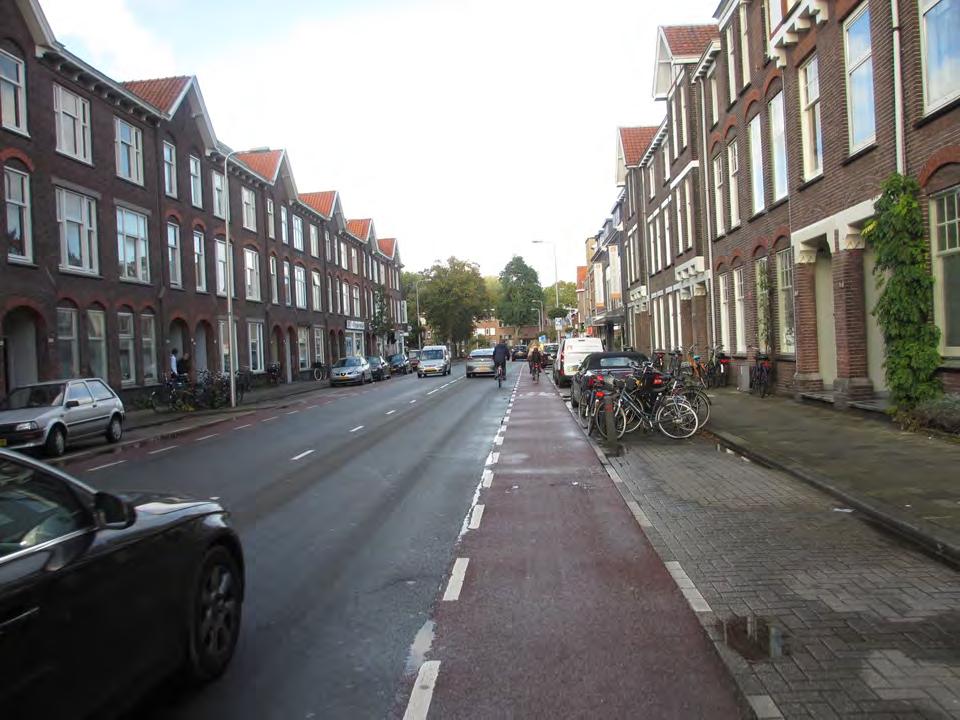 3 Hoe is het nu? Afbeelding rechts: Veel gesloten bouwblokken in het gebied, en weinig groen. 3.1 Typering van het gebied De route doorkruist de buurten Lauwerecht, Vogelenbuurt en Tuinwijk.