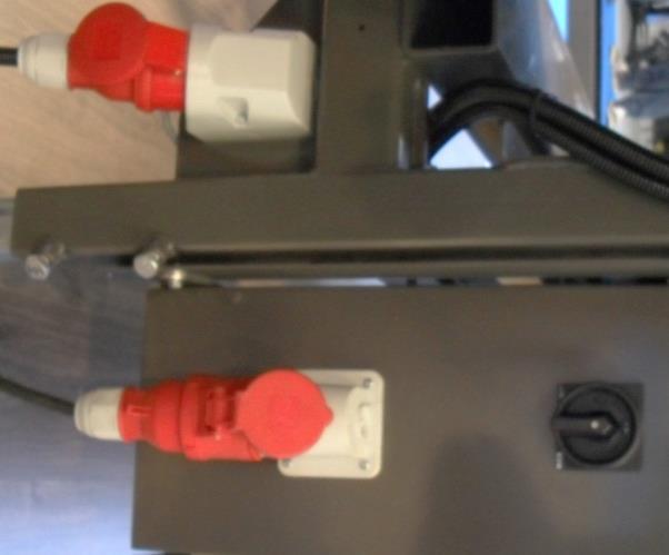 Hoofdschakelaar B. Spanningstoevoerkabel C. Spanningsdoorvoerkabel A B C Op de machine zijn noodstopknoppen aangebracht: D.