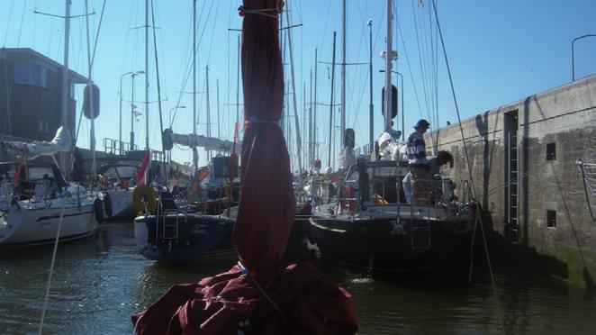 toch het ware smisgevoel. De elementen om me heen laten zich duidelijk gelden en ik zit heel relaxed wat te eten en te drinken. Na de boei wat opgeloefd, de fok erbij en de druil losser.