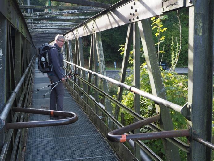 Dan lopen we links van het mooie restaurant langs tot aan de spoortunnel.