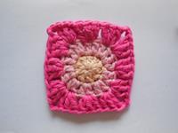 Vaste granny square patroon (maak 5) ronde 1: zelfde als windmolen square ronde 2: zelfde als windmolen square ronde 3 1 2 (1)