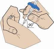 4. Inbrengen van de naald Maak een huidplooi door de huid met twee vingers bij elkaar te knijpen en breng de naald met een vlotte beweging in de huid in een hoek van 90 graden. 5.