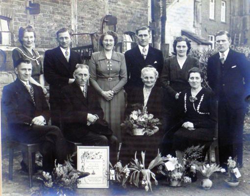 In de traditie van de familie Damoiseaux pacht het gezin van Jan Martinus [Tinus] Damoiseaux en Maria Barbara [Marie] Lemmens achtereenvolgens een boerderij op t Rooth, daarna in Groot Welsden (de