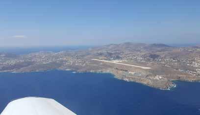 Omdat er rond Athene de nodige build-ups te verwachten zijn, besluiten we zoveel mogelijk over water te vliegen. Om kwart over een landen we op Syros en kunnen meteen tanken.