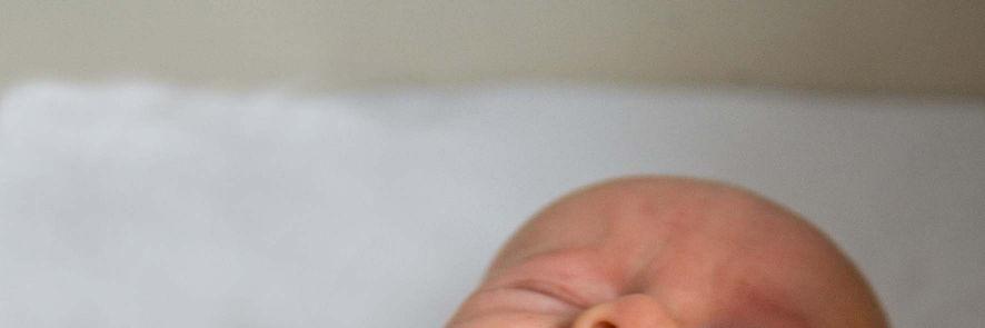 4.4 Huilen Wat is normaal? Normaal gesproken huilt een pasgeboren baby ongeveer 1 tot 1,5 uur per dag. Vanaf een week of twee wordt het huilen meer.