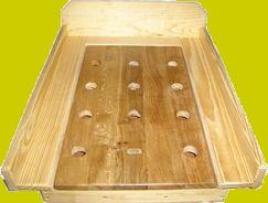 Toptafel met 13 kegels /touw met stok /tol / 70x70x11 cm Plaats de tol in de houder