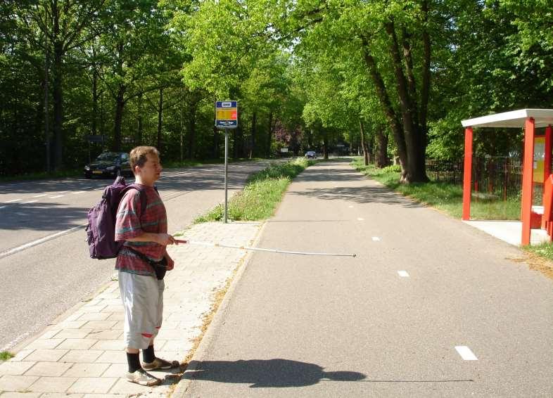 De visueel gehandicapte staat met de witte stok naar voren, mag u