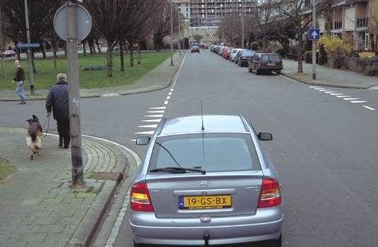 De auto gaat linksaf, mag de voetganger