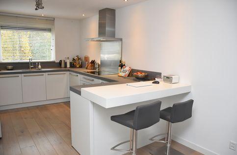 Luxe inbouwkeuken (Nolte keuken 2015) in U-opstelling voorzien van Kemie Ceramistone keukenblad, RVS afzuigkap,