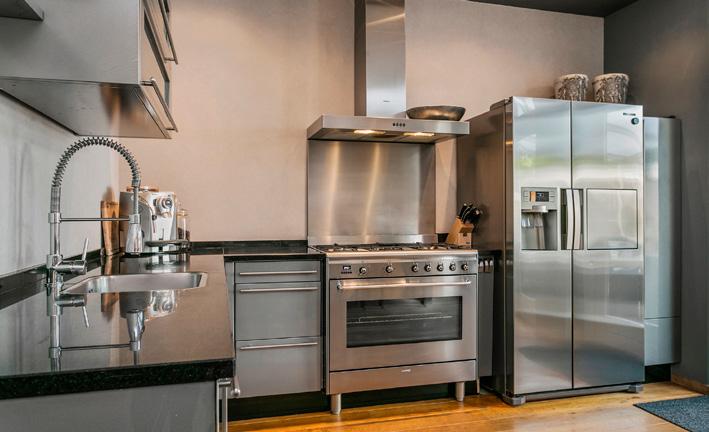 Keuken De keuken is gelegen aan de achterzijde van de woning, is