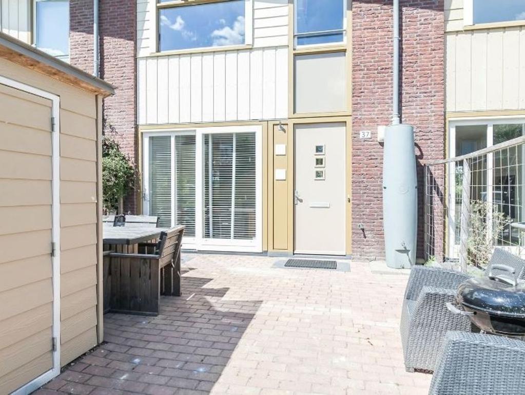 INLEIDING Fantastische lichte eengezinswoning met 5 kamers en een zeer zonnige voortuin op het zuiden met fietsenberging en terras aan het water. De woning is gelegen in de wijk genaamd "Fascinatio".