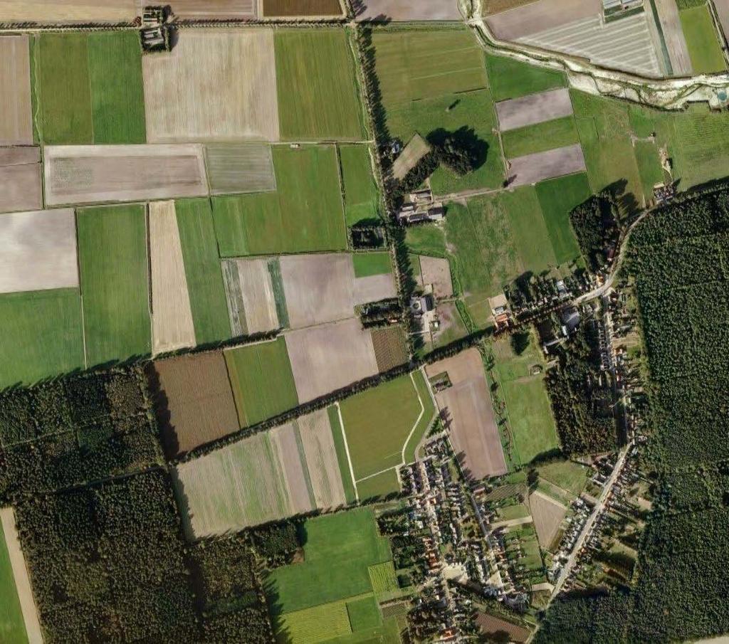 Bossen en bebouwing van Mariahoop tekenen de horizon in zuidelijke richting. In Noordelijke richting is het landschap open.