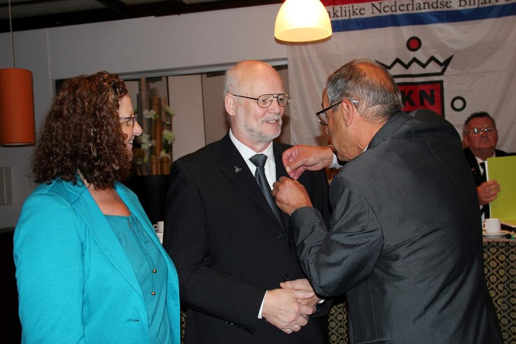 Foto: Hans Berkhout wordt door KNBB voorzitter Jaap Labrujere benoemd tot erelid (foto Hans Coolegem).