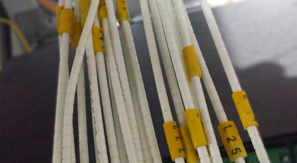 van de kabel niet overschrijden. De minimale buigstraal van de kabel respecteren tijdens en na de installatie.