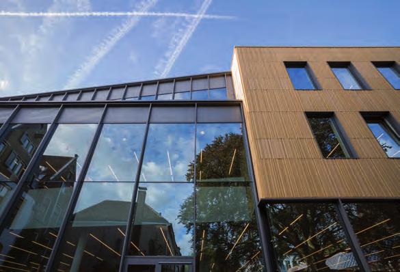 aluminium puien en is gedeeltelijk bekleed met