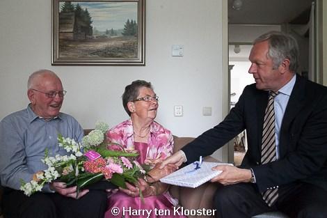 Burgemeester Henk Jan Meijer bracht het echtpaar vrijdagmiddag een bezoek om hen persoonlijk te feliciteren in hun woning aan de Zeeltkolk. Het echtpaar kreeg het boek '80 jaar in Zwolle' cadeau.