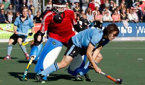 De keeper maakt daaruit een keuze en op basis daarvan organiseert hij de situatie. Als spelers dit in twijfel trekken, dan leidt dit tot chaos.