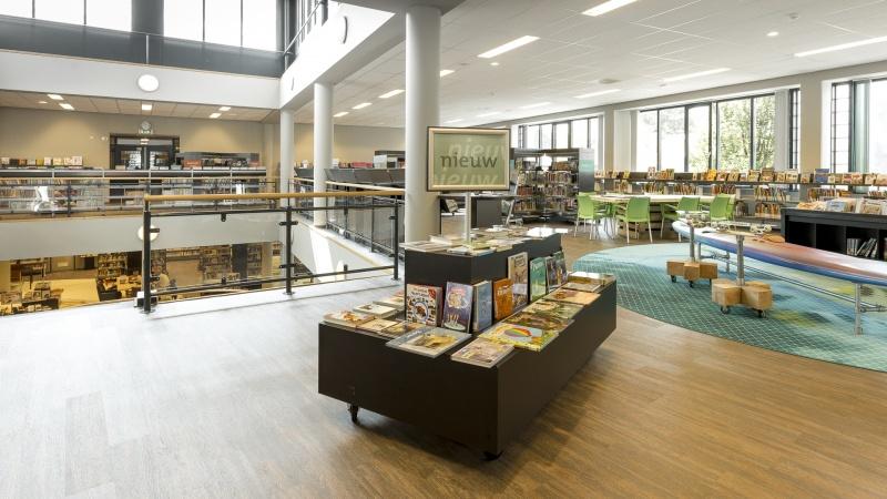 Bibliotheekfuncties zoals werken en studeren in de bibliotheek, een cursus of workshop volgen of de krant lezen met een goeie kop koffie zijn allemaal onderdelen die in de inrichting verwerkt zijn.