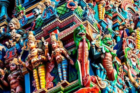 tempel aanbeden godheid is. Daarnaast worden de verschillende verdiepingen rijk versierd met beelden van godheden en mythologische scènes, die vaak in opvallende kleuren geschilderd worden.