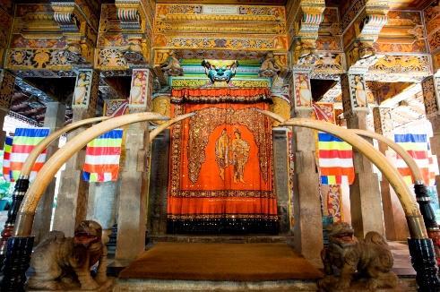 Het Esala Perahera festival is een eerbetoon aan Boeddha s belangrijkste relikwie in Sri Lanka, de heilige tand. Als je wilt kun je een zitplaats tijdens de Perahera bijboeken (prijs op aanvraag).