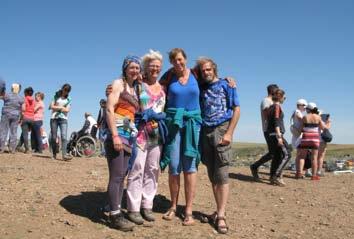 Zonnewende met de Акайя in Аркаим 15 s Morgens togen Anida, Helen, Marianne en ik op weg om op de heuvel een plek uit te zoeken die energetisch goed voelde.