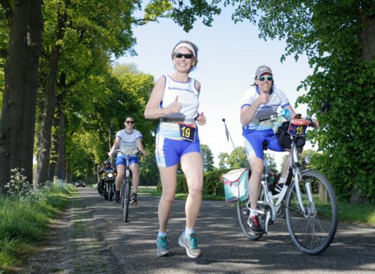 Ondertussen wordt Team A gewekt voor hun volgende etappe. Zij doen hun wissels tijdens de etappe keurig, maar volgens de Roparun vrijwilligers op de motor kan dit soms net iets strakker in de berm.