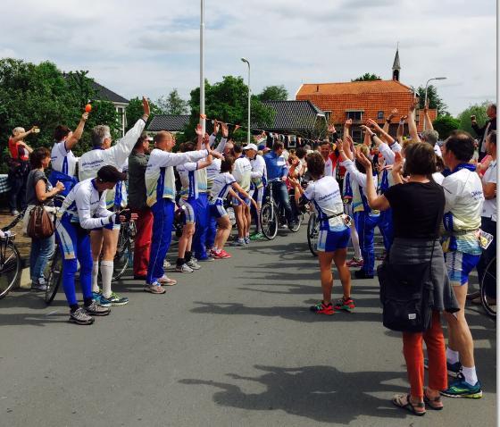 In het centrum was een grote mensenmassa op de been op de terrassen, geweldig! Het weer is ons nog steeds goed gezind en de zon schijnt volop en de route is nog steeds prachtig.