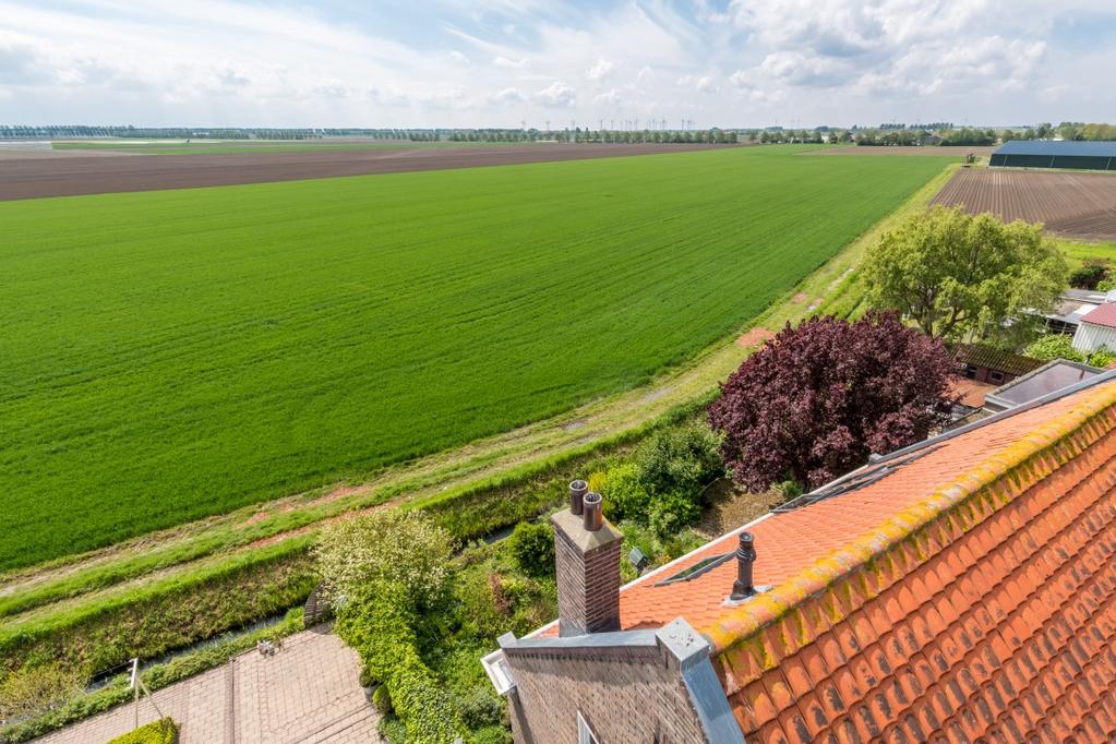 Op de eerste verdieping treft u naast de overloop, die is voorzien van een dakkapel, 2 slaapkamers en de badkamer aan.