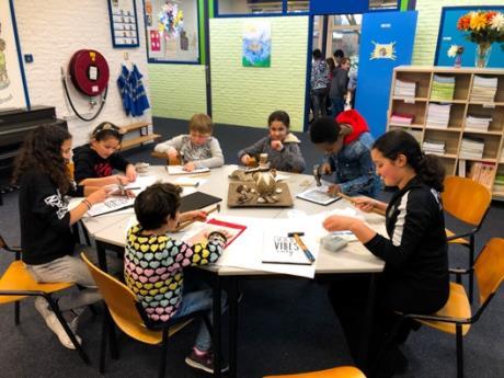 Sing-in Vorige week hebben we een nieuw begin gevierd met een Sing-in in de hal van onze school. We geloven dat God nieuw leven geeft en er altijd een nieuw begin mogelijk is.