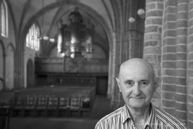 Afscheid van een bijzondere man: Tjeerd Burgstra (foto: Steef Meyknecht) Hij is het gezicht van de rondleidingen in de Bartholomeüskerk van Stedum.
