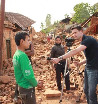 DE GEVOLGEN VAN EEN AARDBEVING Een aardbeving kan een stad of een gebied verwoesten. De huizen storten in, mensen sterven in de puinhopen, de overlevenden hebben niets meer.