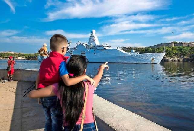 Een cubaanse wijs haar zoon naar het Nederlandse oorlogschip Havana Q Voor de tweede keer sinds 1950 lag een Nederlands oorlogsschip