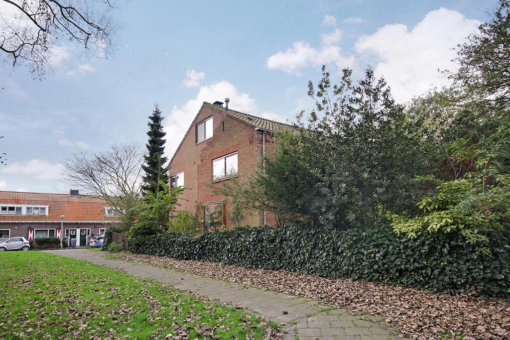 Het perceel rondom het huis is maar liefst 328 m2 en Naast de woning is een ruime garage en ook een grote schuur.