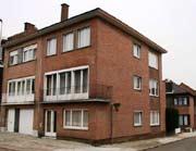 000 EUR PASTOOR COUNESTRAAT 1, VROENHOVEN: 2 RECENTE WONINGEN MET DUBBELGARAGE EN TUIN.