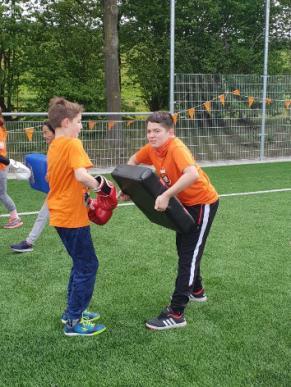 vertellen en kletsen en ook met ouders leuke gesprekken te voeren.