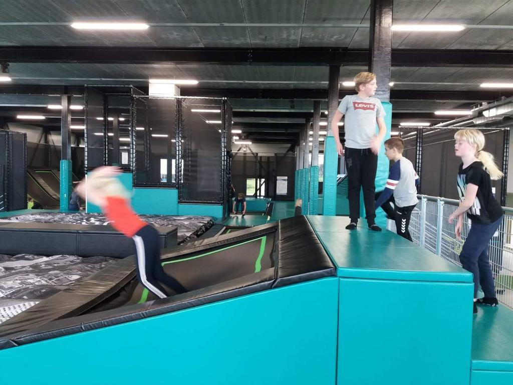 Maar wij mochten met de klas alleen op de trampolines maar dat is ook heel leuk.