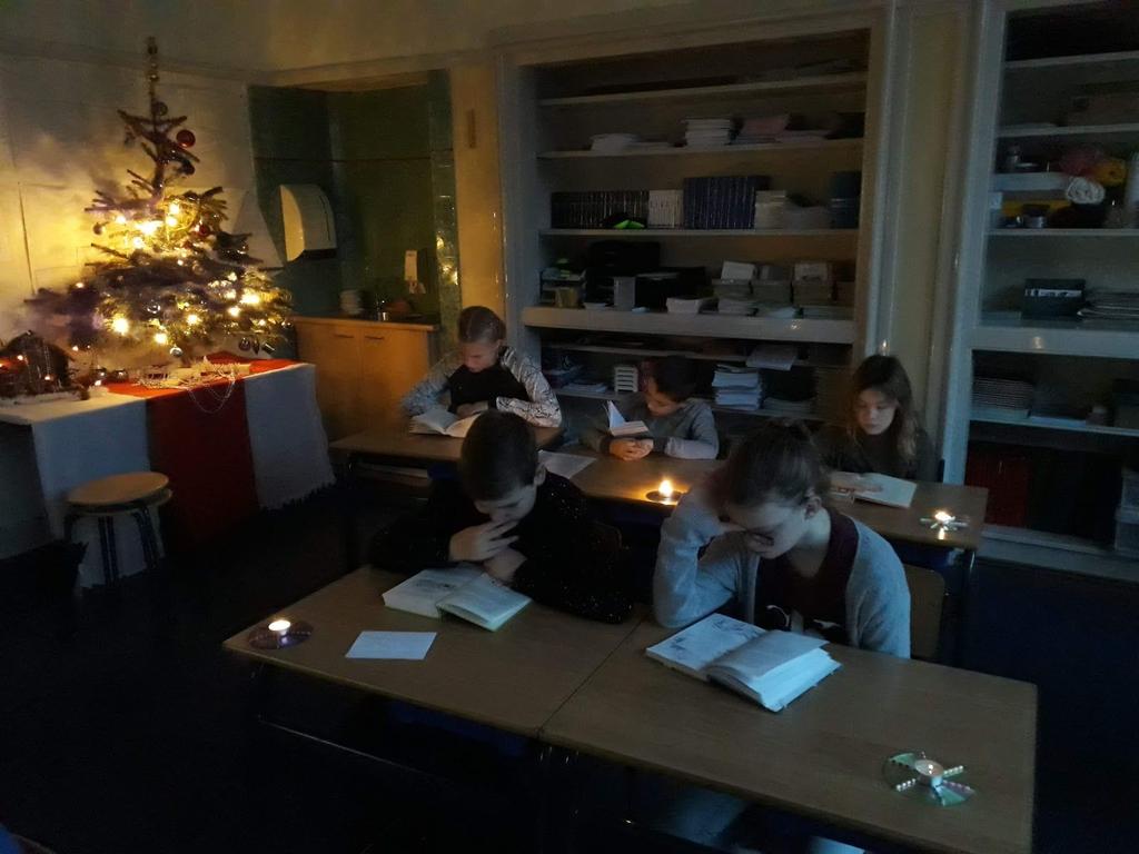 Lezen in groep 8 rond kerstmis Elke dag gaan wij in het donker lezen met kaarsjes aan en op het digibord staat dan een openhaard.