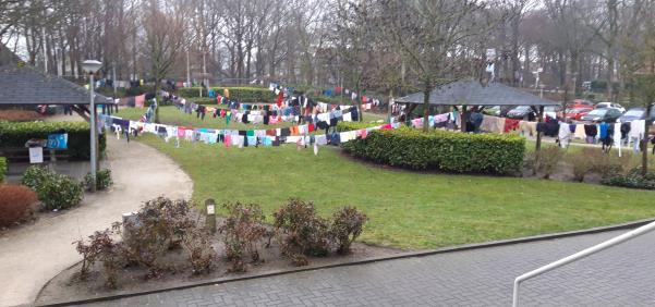 het goede doel. Hieronder hun bedankje: Nomi Bouwens, Annabel Wolffelaar, Meike Tempelaars, Carmen Palé en Mila Willemsen Van de BSO Bedankt dat we bij jullie kleding mochten inzamelen!