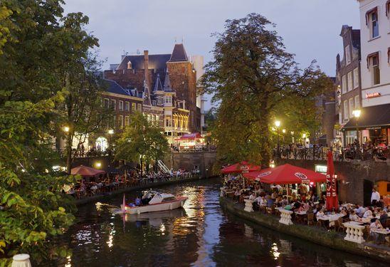 Welkom in de gemeente Utrecht! Utrecht: Een gezellige, bruisende stad Utrecht is de hoofdstad van de gelijknamige provincie en is centraal gelegen in het midden van het land.
