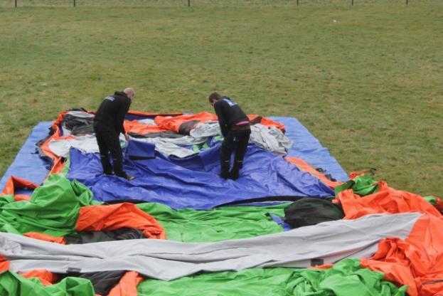 Stap 25: Trek bij deel 2 vanaf het blauwgroen gestreepte vlak naar de skyswing toren.