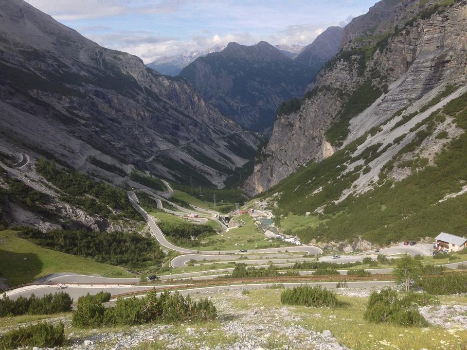 Vanuit Bormio: een beklimming van ongeveer 21km met een gemiddeld stijgingspercentage van 7,7% en een hoogte verschil van ruim 1560 meter. Mooie wegen leiden u naar de top.