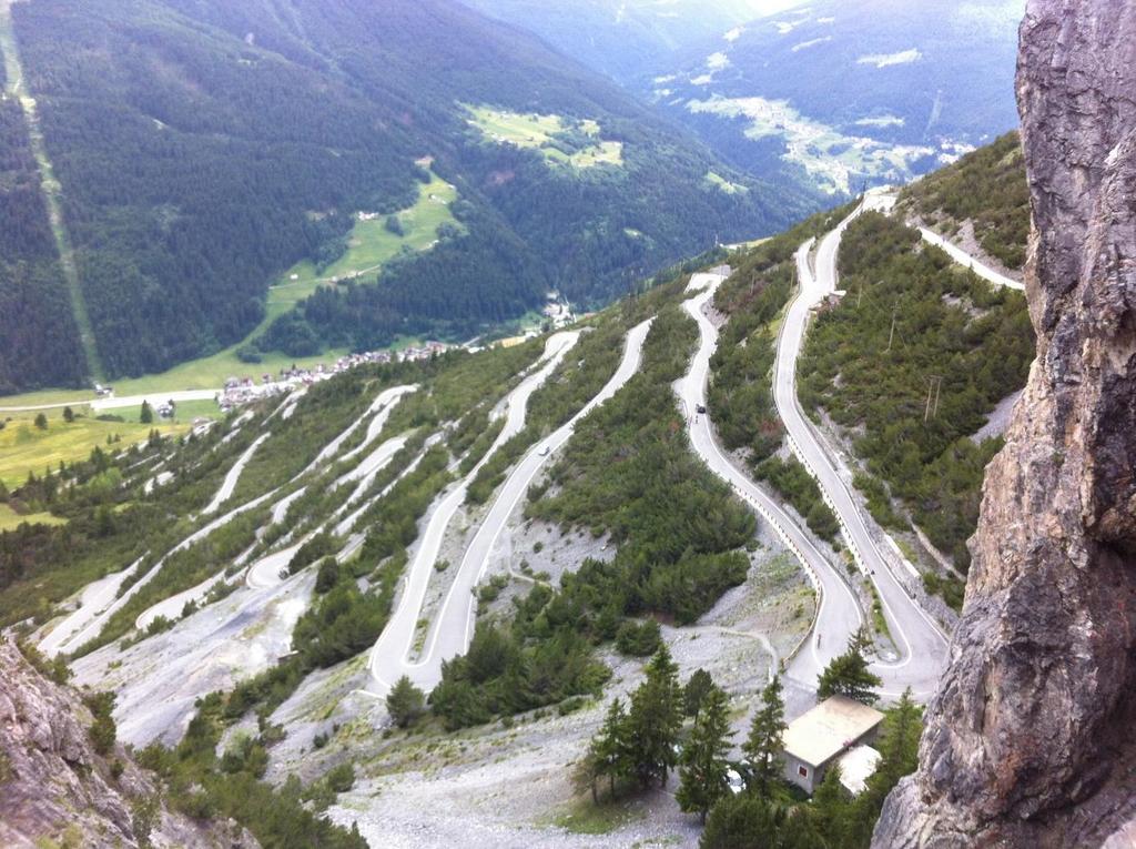 Tevens zal de Stelvio vanuit Zwitserland via de Umbrail pass worden bedwongen. Wie herinnert zich niet het moment van Tom Dumoulin in de Giro van 2017 vlak voor aanvang van deze beklimming?