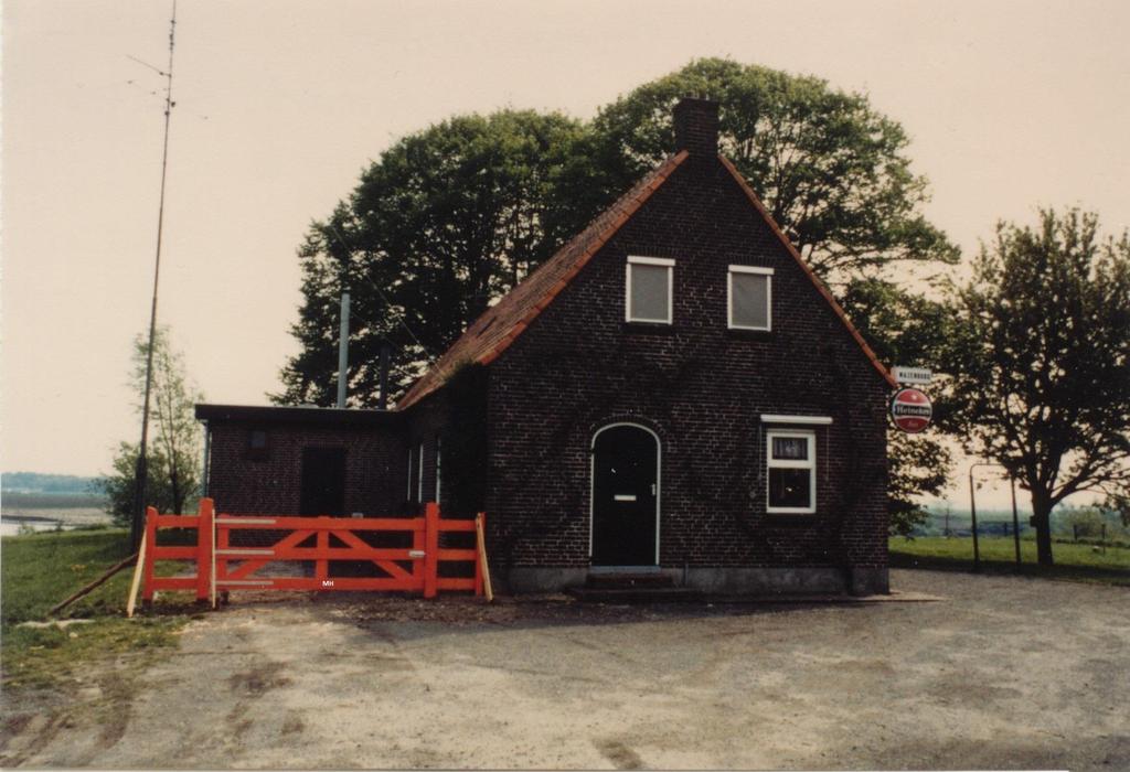 Peilput. We mogen er voorts op wijzen dat zich op Mazenburg de oudste peilput van Nederland bevindt.