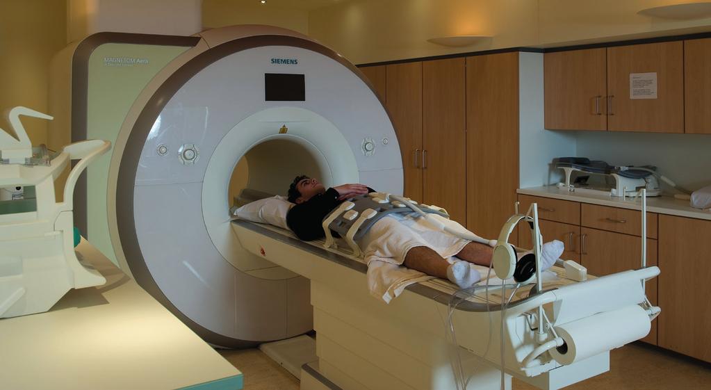 De MRI-scanner GOED OM TE WETEN Kleding en sieraden Metalen voorwerpen verstoren het onderzoek. De laborant zal u daarom vragen alle metalen voorwerpen achter te laten in de kleedkamer.