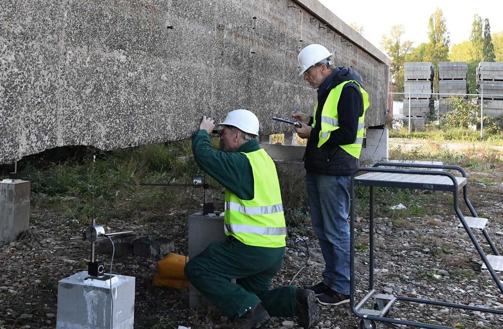 7 Foto s W. Coppens SPRB Voor de belasting van de voetgangersbrug in oktober 2018 werd gebruikgemaakt van zakken grind van anderhalve ton.