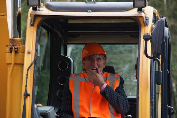 De werkzaamheden in Weiteveen zijn dus al eerder gestart. Op dinsdag 18 oktober jl. gaf Bestuurscommissielid en Wethouder Jisse Otter daartoe officieel het startsein.